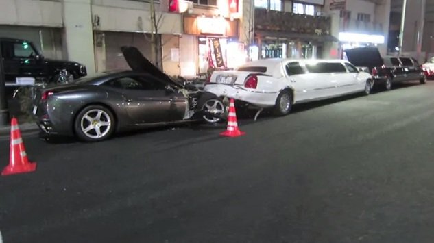 Limuzinokat tört rommá az elszabadult Ferrari - Videó - Autó & Motor -  - Ferrari, Limuzinokat tört rommá,