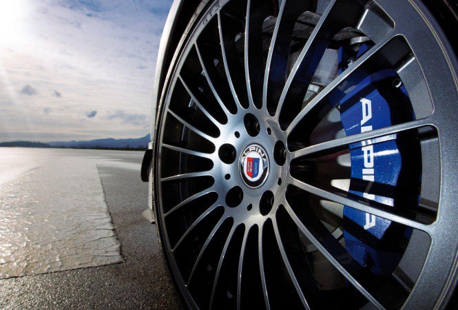 Így veret a BMW Alpina B3 GT3 - Videó - Autó & Motor -  - Így veret a BMW Alpina B3 GT3 - Videó, 