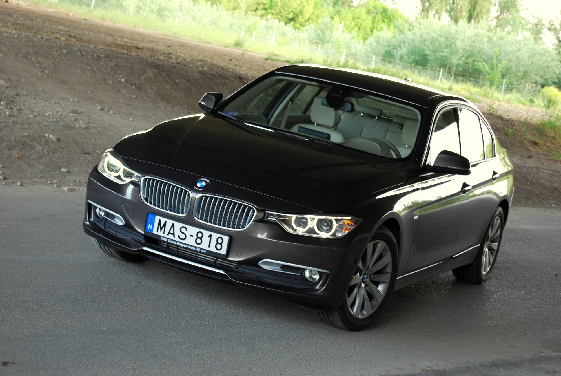 Márkás öltönyben hamburgert zabálni - Autó & Motor -  - BMW 320d Modern Line., Márkás öltönyben hamburgert zabálni, 