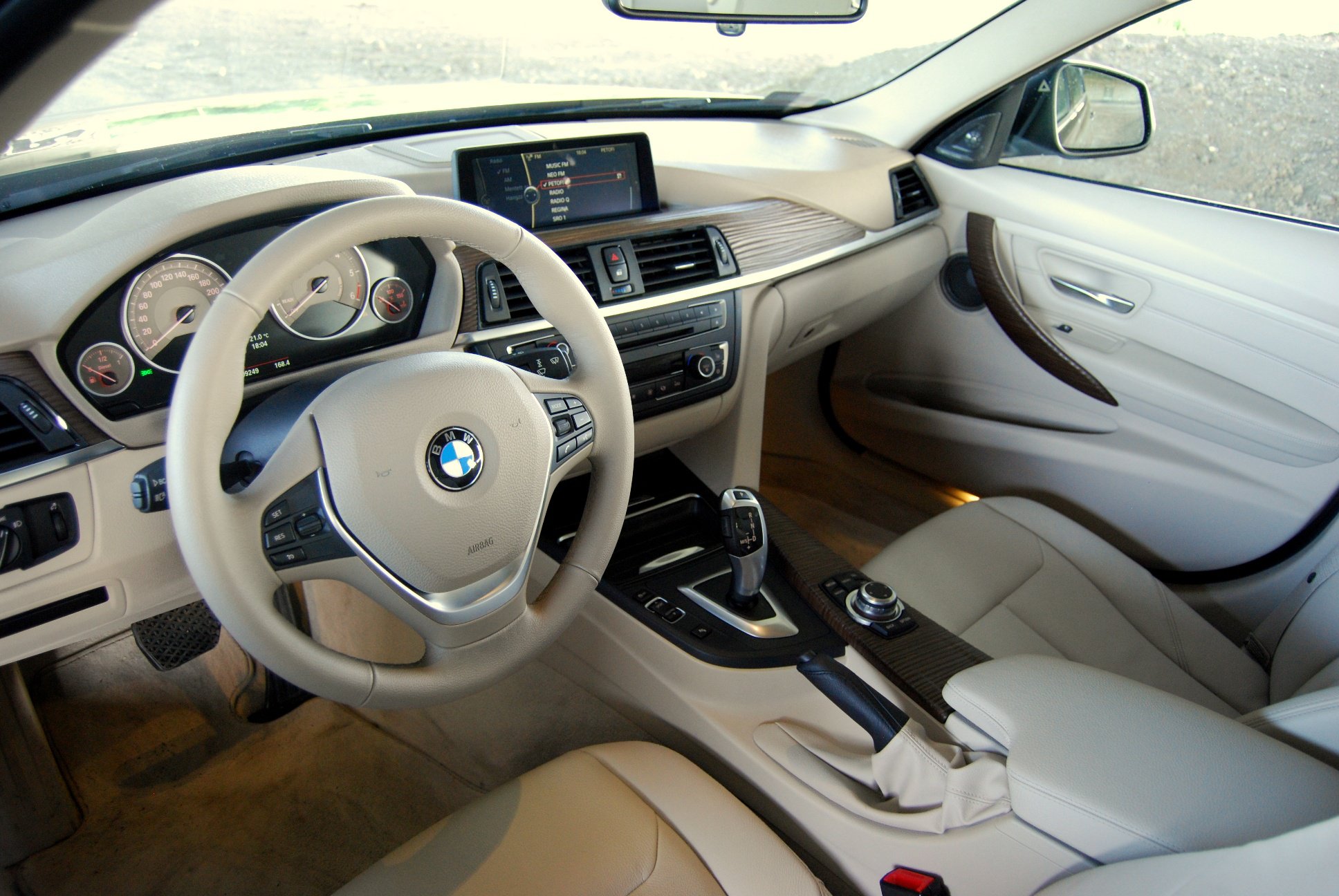 Márkás öltönyben hamburgert zabálni - Autó & Motor -  - BMW 320d Modern Line., Márkás öltönyben hamburgert zabálni, 