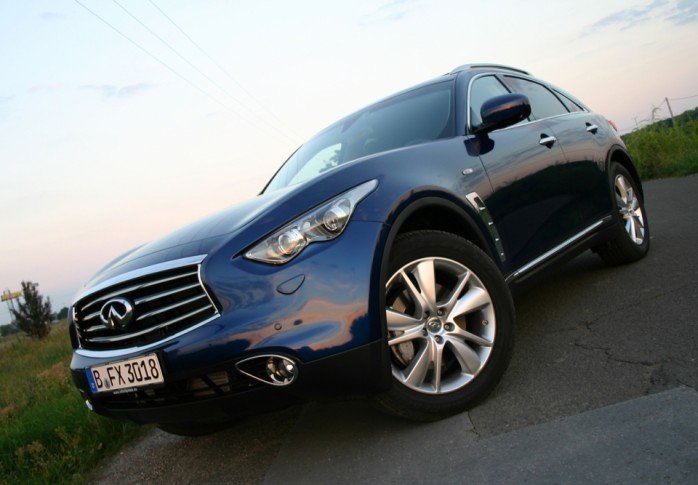 Mert van, amit még az X6-ból is megbámulnak - Autó & Motor -  - luxusaut%C3%B3++teljes%C3%ADtm%C3%A9ny++l%C3%B3er%C5%91++SUV++Infiniti++komfort, 