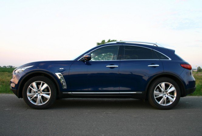 Mert van, amit még az X6-ból is megbámulnak - Autó & Motor -  - luxusaut%C3%B3++teljes%C3%ADtm%C3%A9ny++l%C3%B3er%C5%91++SUV++Infiniti++komfort, 