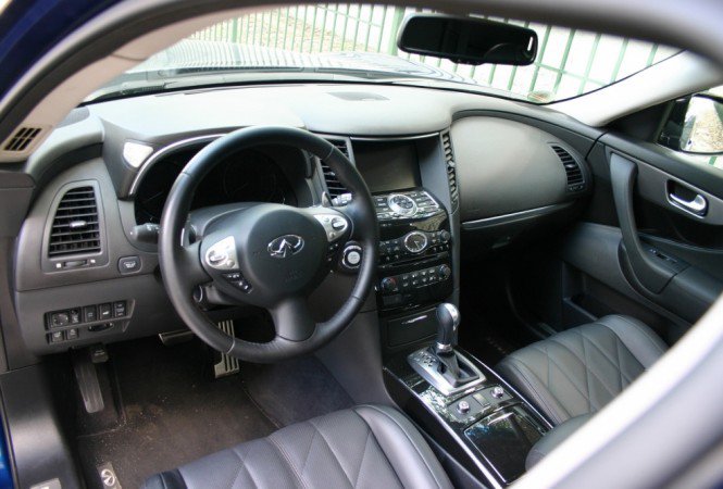 Mert van, amit még az X6-ból is megbámulnak - Autó & Motor -  - luxusaut%C3%B3++teljes%C3%ADtm%C3%A9ny++l%C3%B3er%C5%91++SUV++Infiniti++komfort, 