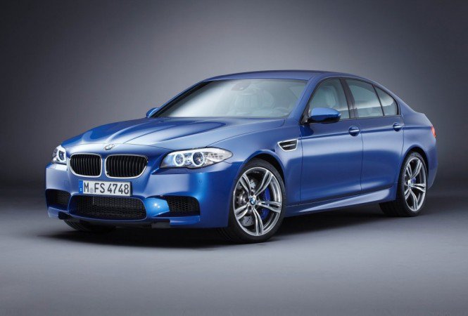 Töltényként repeszt a BMW M5 – Videó - Autó & Motor -  - luxusaut%C3%B3++teljes%C3%ADtm%C3%A9ny++l%C3%B3er%C5%91++BMW++sportaut%C3%B3++rekl%C3%A1mfilm, 