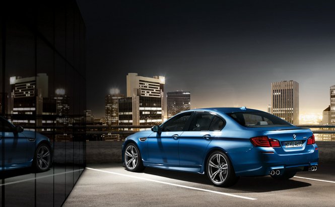 Töltényként repeszt a BMW M5 – Videó - Autó & Motor -  - luxusaut%C3%B3++teljes%C3%ADtm%C3%A9ny++l%C3%B3er%C5%91++BMW++sportaut%C3%B3++rekl%C3%A1mfilm, 