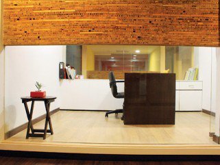 Irodák fehér vásznon -  -  - ++Kamat+Rozario, +kont%C3%A9nerszoba, iroda, 