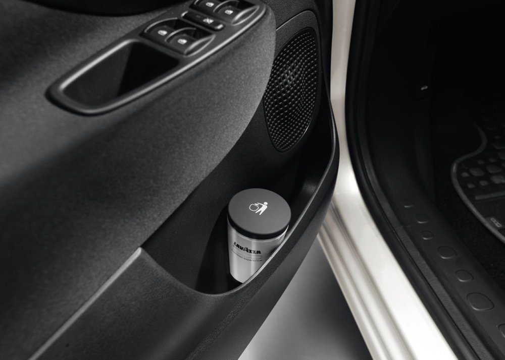 Már az autóban is főzhetsz kávét - Autó & Motor -  - Fiat++kisaut%C3%B3++felszerelts%C3%A9g++Lavazza++k%C3%A1v%C3%A9f%C5%91z%C5%91, 