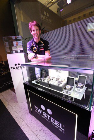 A Lotus F1 csapatával sütiztünk - Divathírek -  - %C3%B3ra, ++++++++++++++Formula+1, ++++++++++++++Lotus++F1+Team, ++++++++++++++Romain+Grosjean, ++++++++++++++TW+Steel, +++++++++++++Kelly+Rowland, 