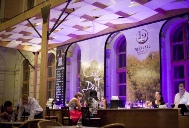 Fröccs a kertben -  -  - +++fesztiv%C3%A1l, ++fr%C3%B6ccs, +szikv%C3%ADz, Egykett%C5%91+Borbisztr%C3%B3+%C3%A9s+Fr%C3%B6ccsliget, 