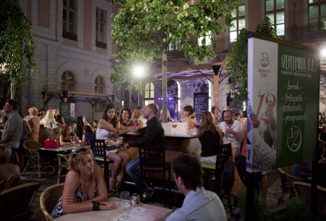 Fröccs a kertben -  -  - +++fesztiv%C3%A1l, ++fr%C3%B6ccs, +szikv%C3%ADz, Egykett%C5%91+Borbisztr%C3%B3+%C3%A9s+Fr%C3%B6ccsliget, 