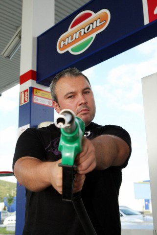 Állj sorba ingyen üzemanyagért! - Autó & Motor -  - %C3%BCzemanyag, +++++Ungv%C3%A1ri+Mikl%C3%B3s, ++++Varga+Viktor, +++Sipos+Tam%C3%A1s, ++Domb%C3%B3v%C3%A1ri+Istv%C3%A1n, ++tankol%C3%A1s, +Nagy+Adri,