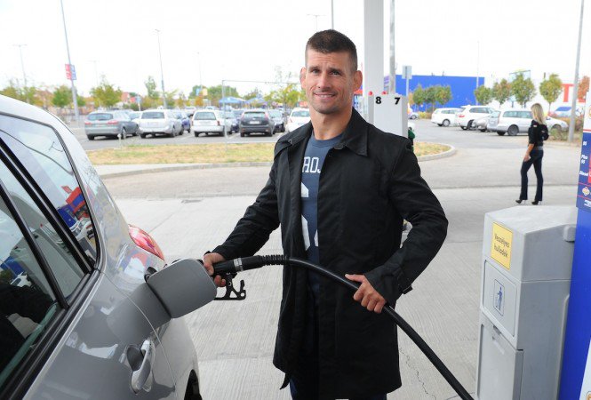Állj sorba ingyen üzemanyagért! - Autó & Motor -  - %C3%BCzemanyag, +++++Ungv%C3%A1ri+Mikl%C3%B3s, ++++Varga+Viktor, +++Sipos+Tam%C3%A1s, ++Domb%C3%B3v%C3%A1ri+Istv%C3%A1n, ++tankol%C3%A1s, +Nagy+Adri,