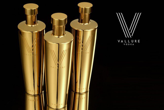 A Vallure tósztot mond a világ legpazarabb, színarany-üveges vodkájával -  -  - arany, Vallure, vodka, 