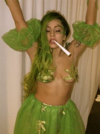 Lányok, ez már kicsit túlzás! -  -  - ++++illeg%C3%A1lis, ++++marihu%C3%A1na, ++++party, ++++Rihanna, +++drog, +++Lady+Gaga, ++celeb, +f%C5%B1, Halloween+jelmez, 