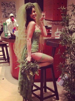 Lányok, ez már kicsit túlzás! -  -  - ++++illeg%C3%A1lis, ++++marihu%C3%A1na, ++++party, ++++Rihanna, +++drog, +++Lady+Gaga, ++celeb, +f%C5%B1, Halloween+jelmez, 