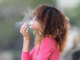 Lányok, ez már kicsit túlzás! -  -  - ++++illeg%C3%A1lis, ++++marihu%C3%A1na, ++++party, ++++Rihanna, +++drog, +++Lady+Gaga, ++celeb, +f%C5%B1, Halloween+jelmez, 