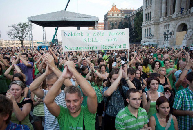 Tízezrek tüntettek a Zöld Pardonért -  -  - demonstráció, nagy feró, pál utcai fiúk, quimby, tüntetés, zöld pardon, zöldpardon bezárás, zp, zp bezárás, 