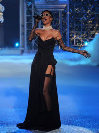 Embertelen fenekek a Victoria's Secret bemutatón -  -  - divatbemutató, fehérnemű, Palvin Barbara, Rihanna, szexi fenék, victorias secret fashion show 2012,
