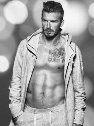 David Beckham bajusszal is szexi - Divathírek -  - david beckham, David Beckham h%26m, fehérnemű, felsőtest, H%26M, szálkás felsőtest, szexis izmok,