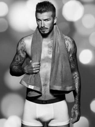 David Beckham bajusszal is szexi - Divathírek -  - david beckham, David Beckham h%26m, fehérnemű, felsőtest, H%26M, szálkás felsőtest, szexis izmok,