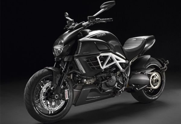 Szénszálas vázba burkolt Ducati Diavel AMG Special Edition motor - Autó & Motor -  - 