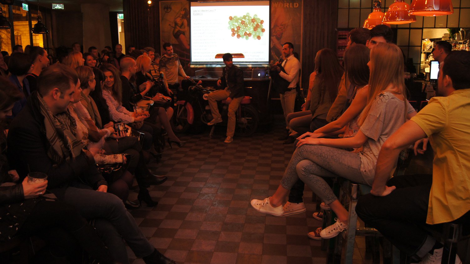 Tisztelgés a múltnak, miközben a jövőbe tekintünk - Divathírek -  - levis farmer, 