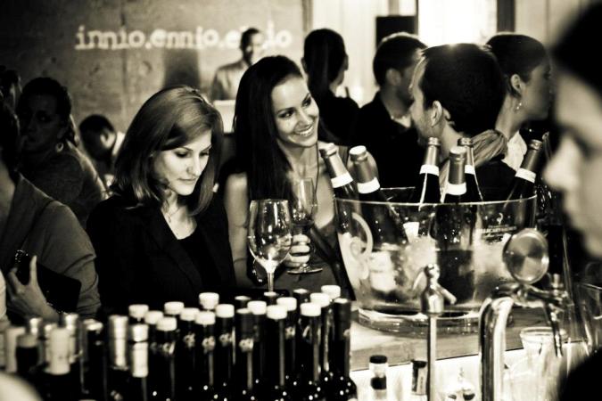 Hedonista isteneknek hódolunk -  -  - ennio innio, enteriőr, innio,