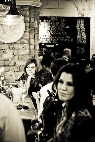 Hedonista isteneknek hódolunk -  -  - ennio innio, enteriőr, innio,