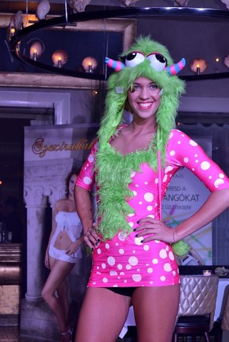 Több nő ledér öltözékben jelent meg a farsangon -  -  - divatbemutató, symbol, szexi jelmezek, 