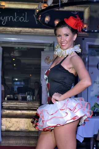 Több nő ledér öltözékben jelent meg a farsangon -  -  - divatbemutató, symbol, szexi jelmezek, 