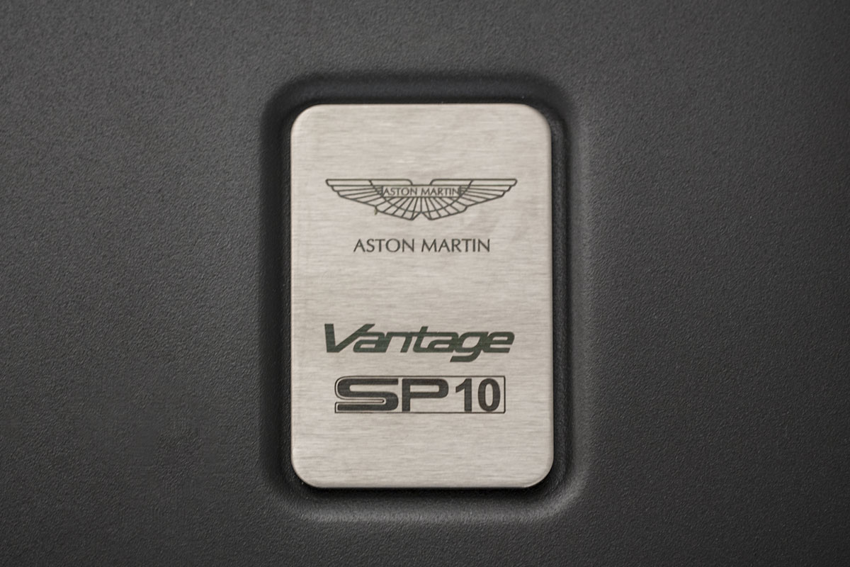 Aston Martin V8 Special Edition - Autó & Motor -  - Aston Martin,
