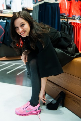 Zséda ledobta a magas sarkút -  -  - Nike, rubint réka, tolvaj renáta, zséda,