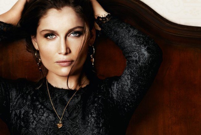 Casta az új olasz mamma - ÉN - Divathírek - dolce&gabbana, laetitia casta, parfüm, 