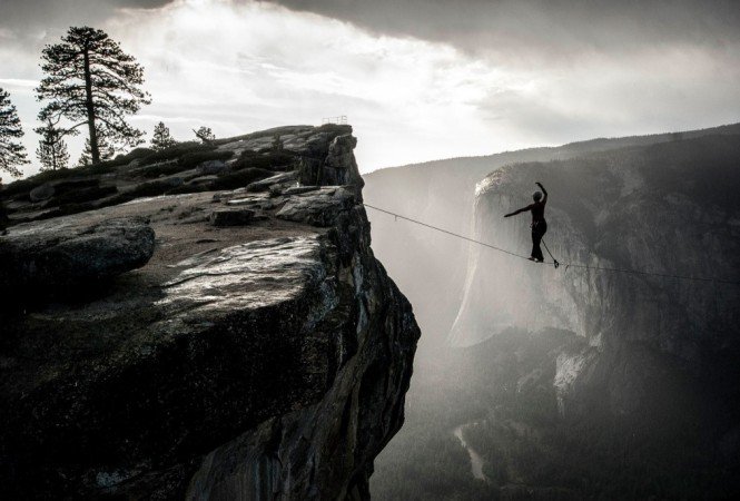 Fantasztikus kaszkadőr teljesítmény feledteti Van Damme spárgáját -  -  - kötéltánc, Volvo, 