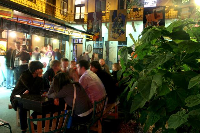 Az ingatlanárak magasabbak a buliövezetekben - Ingatlanhírek -  - belváros, ingatlan, ingatlanpiac, kazinczy utca, lakás, lakáspiac, Liszt Ferenc tér, Ráday utca, 