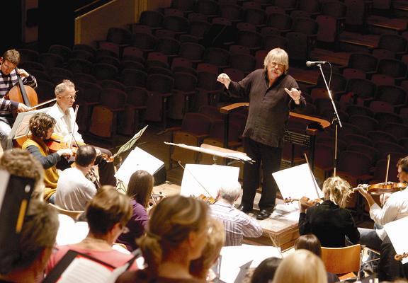Karl Jenkins műve A walesi bárdokra -  -  - 