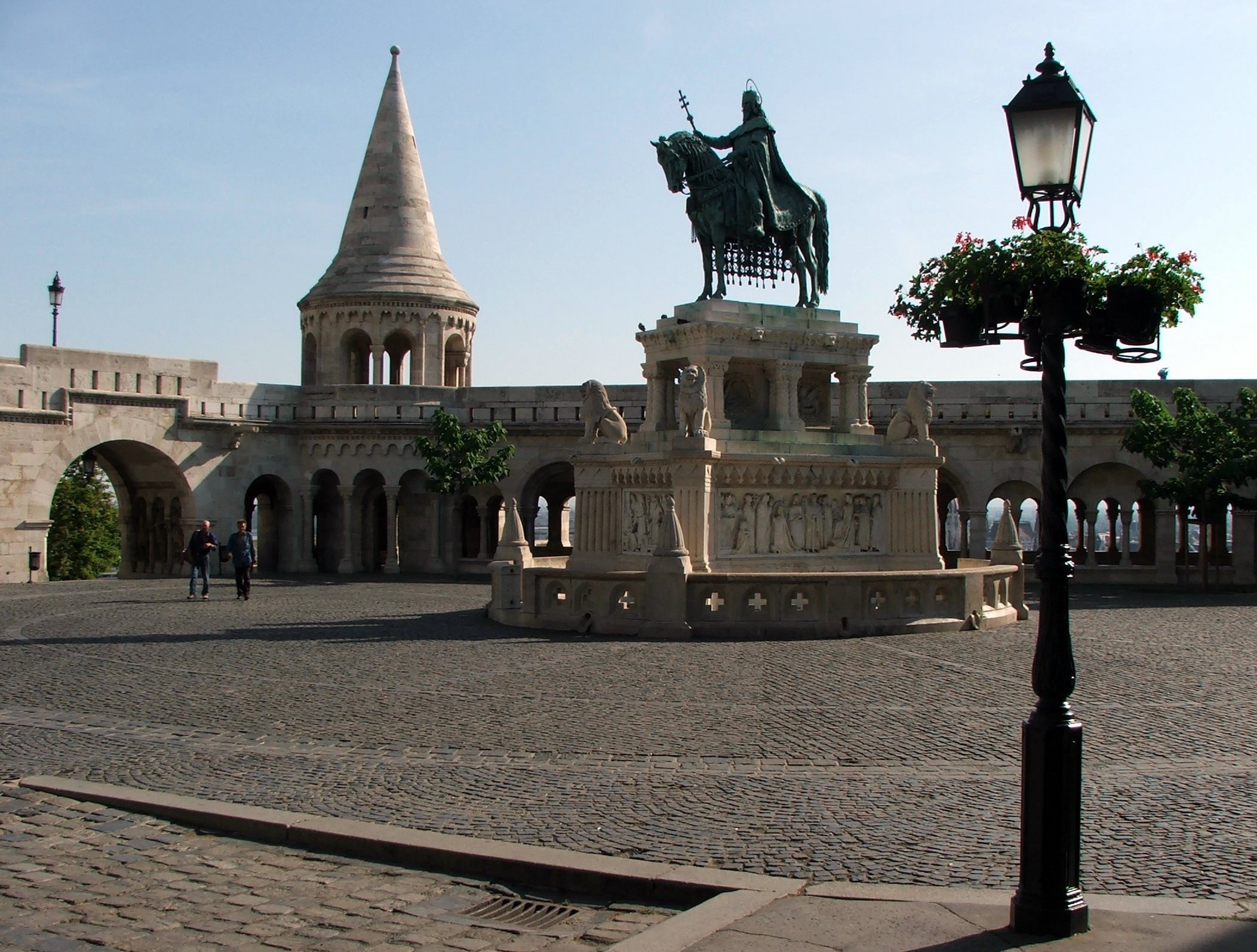 Április 2.-án kezdődik az I. kerületi Szentháromság tér felújítása - Ingatlanhírek -  -