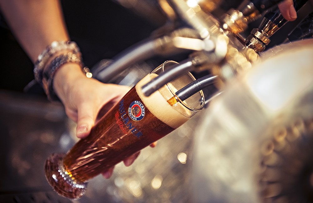 Bajor hangulat -  -  - mom park, paulaner mom park, paulaner sörház,