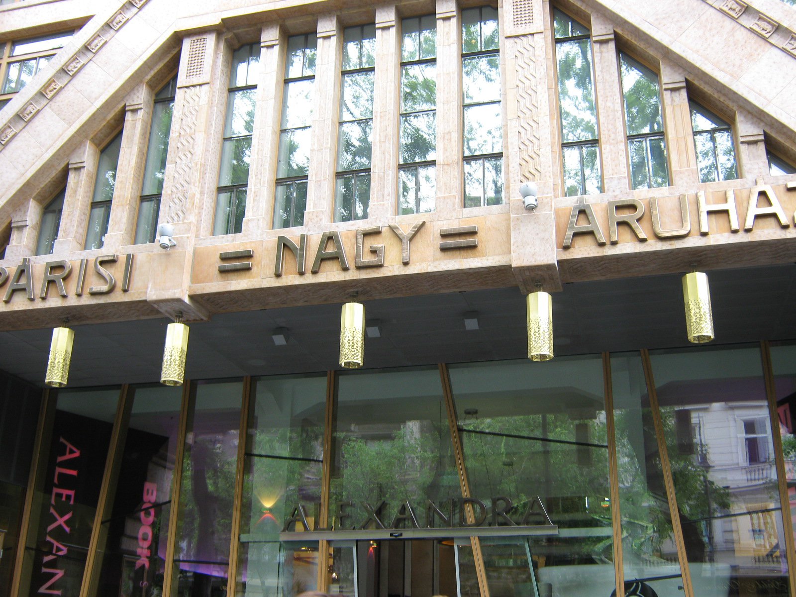 100 éves a Párisi Nagy Áruház -  -  - divat, divattörténet, kereskedelem, Párisi Nagy Áruház,