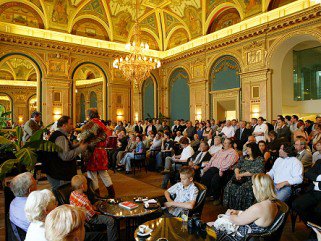 100 éves a Párisi Nagy Áruház -  -  - divat, divattörténet, kereskedelem, Párisi Nagy Áruház,