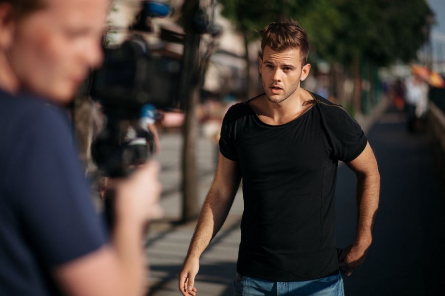 Klippel búcsúzik a nyártól Szakács Gergő - STYLENEWS -  - interjú, klip, klippremier, lemezlovas, lépnünk kell, szakács gergő,