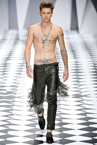Elgurult a gyógyszer: szokatlan férfitrendek 2011 tavaszán - Divathírek -  - 2011, divat, férfi,