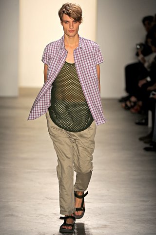 Elgurult a gyógyszer: szokatlan férfitrendek 2011 tavaszán - Divathírek -  - 2011, divat, férfi,