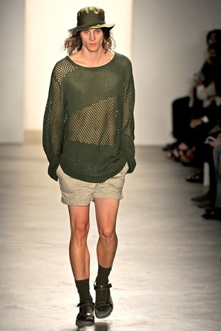 Elgurult a gyógyszer: szokatlan férfitrendek 2011 tavaszán - Divathírek -  - 2011, divat, férfi,