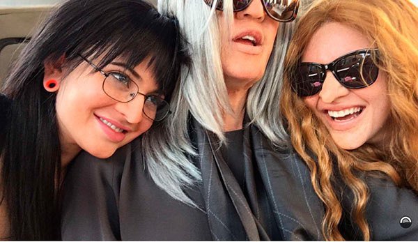 Álruhában indult hollywoodi buszútra a két Jenner lány és Khloe Kardashian -  -  - celebrity, kendall jenner, khloe kardashian, kylie jenner, 