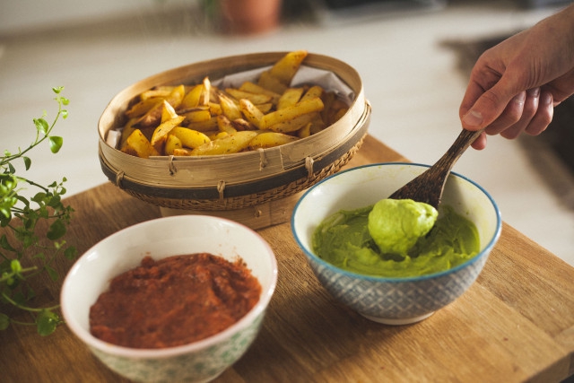 Rusztikus sült burgonya két szósszal (vegán) -  -  - friss receptek, rimóczi zsófia, vegán,