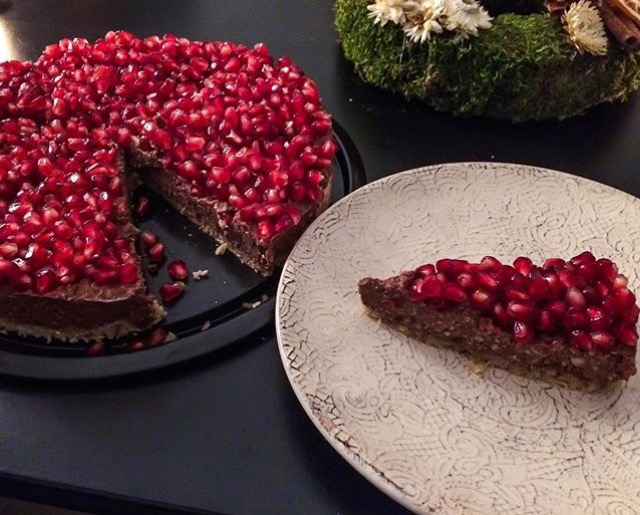 Nyers, vegán gluténmentes gránátalmás csokitorta recept (videóval) -  -  - csokitorta, friss receptek, gasztronómia, gránátalma, vegán,