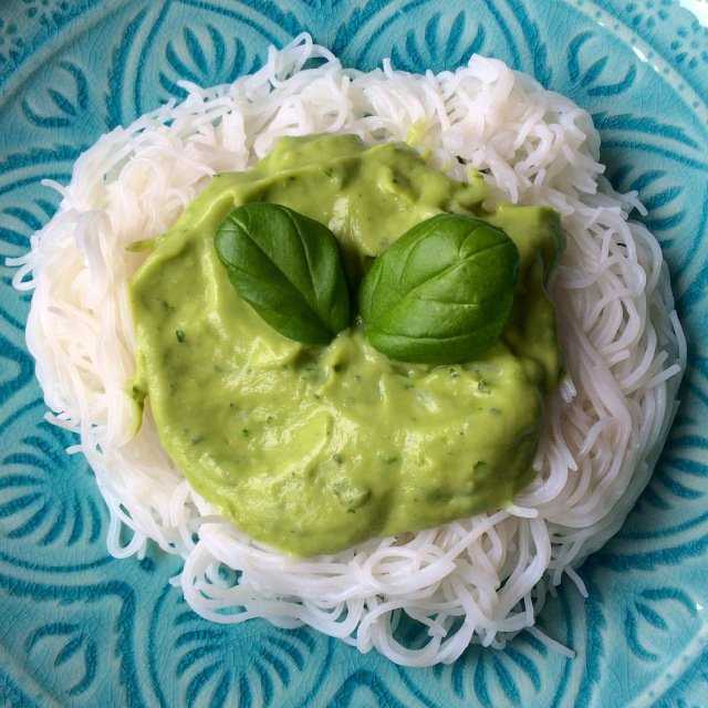 Avokádó-bazsalikom pesztós rizstészta (vegán) - STYLELIFE -  - avokádó, ebéd, egészség, friss receptek, vegán,