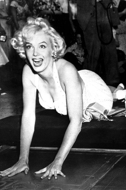 Csak egy kislány vagyok a nagyvilágban, aki próbál találni valakit, akit szerethet -  -  - arthur miller, cary grant, hollywood, joe dimaggio, júniusra ajánljuk, marilyn monroe, norma jeane, old hollywood, van aki forrón szereti, 