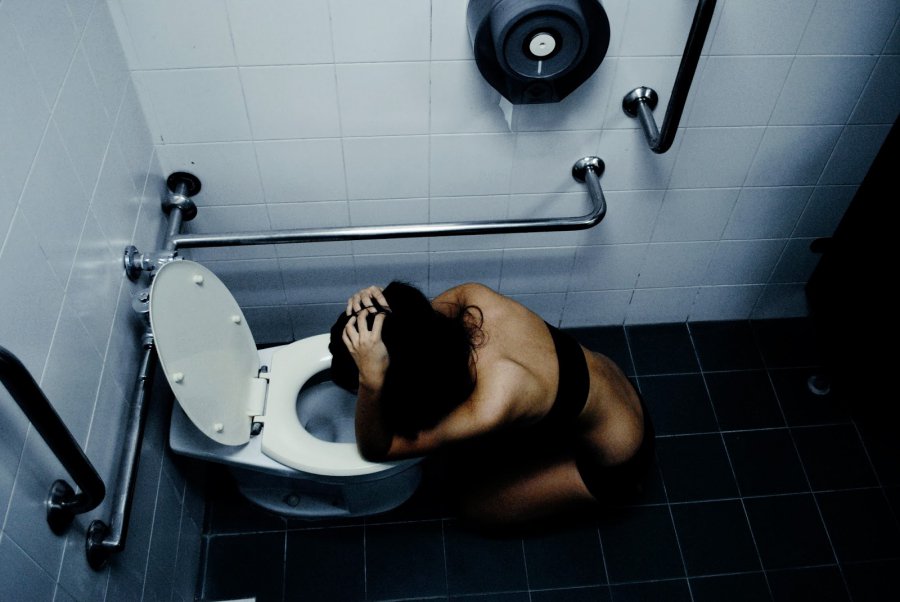 „Hisztérikus módon, addig álltam ott a WC felett, ameddig már mindenem remegett” – Egy bulimiás lány története -  -  - bulimia, étkezési zavarok, júniusra ajánljuk, személyes történet,